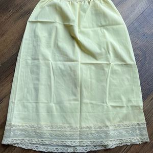 Formfit Rodgers knee length slip soft yellow with gorgeous lace details vintage‎
